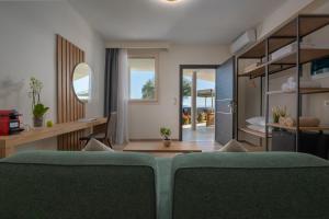 卡洛吉亚Casa Bloo 360, Adults Only的客厅配有绿色沙发和桌子