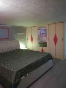 莱韦拉诺CASETTA MYA的卧室配有一张床