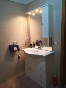 莱韦拉诺CASETTA MYA的浴室设有白色水槽和镜子
