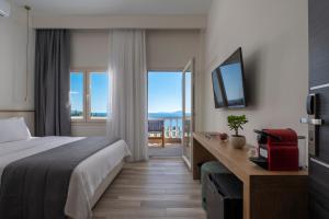 卡洛吉亚Casa Bloo 360, Adults Only的酒店客房设有一张床和一个阳台。