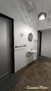 诗巫Casamea MOON (Shoplot) 2 Bedroom-Free Wifi & Washer的白色的浴室设有水槽和镜子