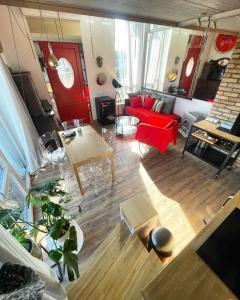 维尔纽斯Matilda's lovely 2-bedroom house的享有带红色沙发的客厅的顶部景色