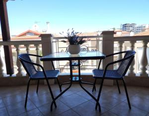 塞萨洛尼基Vesta的阳台上的玻璃桌和两把椅子