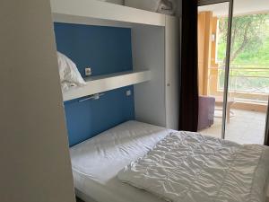 泰晤勒·苏尔·梅尔VUE MER ET ESTEREL SUR LA BAIE DE CANNES的一间卧室配有一张蓝色墙壁的床