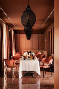 阿尔卡拉德荷那利斯CASA Y FONDA 1888的一间带桌椅的用餐室