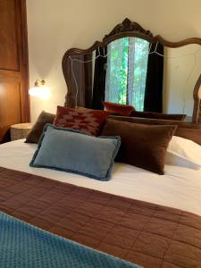 ArgenteraCasa Argentera的一张带棕色枕头的大床和窗户