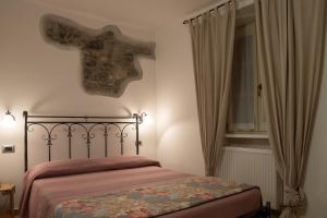 RonconeGarnì Centrale的一间卧室设有一张床和一个窗口