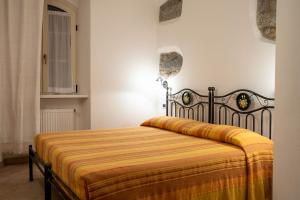 RonconeGarnì Centrale的一间卧室配有一张黄色毯子床