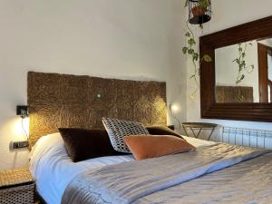 ArgenteraCasa Argentera的卧室内的一张带两个枕头的床