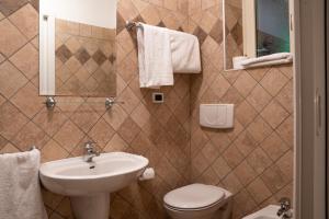 RonconeGarnì Centrale的一间带水槽、卫生间和镜子的浴室