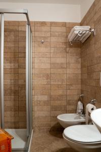 RonconeGarnì Centrale的浴室配有卫生间、盥洗盆和淋浴。