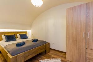 布达佩斯Charming Central Residence by NeWave Apartments的一间卧室配有一张带蓝色枕头的床。