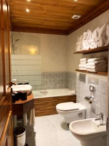 博尔德斯·代瓦里拉埃尔斯卡克斯公寓式酒店的浴室配有2个盥洗盆、卫生间和浴缸。