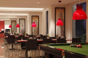 海得拉巴海得拉巴高科技城红狐狸酒店的一间带台球桌和红灯的餐厅