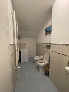雷卡纳蒂港La Rondine rental apartment的浴室设有2个卫生间和水槽