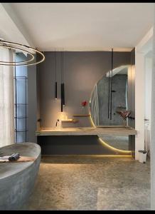 高尔VODA Hotel & Spa的一间带水槽和大镜子的浴室