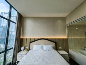 雅加达Senopati Penthouse Luxury 2 Bedroom Full Furnished SCBD Area的一间卧室设有一张大床和一个浴缸