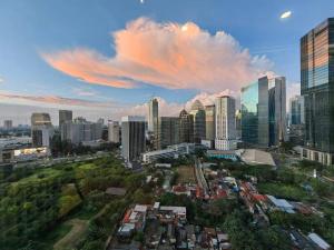 雅加达Senopati Penthouse Luxury 2 Bedroom Full Furnished SCBD Area的城市空中景观高楼