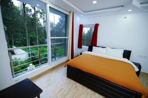 埃尔加德GV Resort的一间卧室配有橙色的床和大窗户