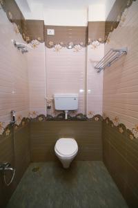 埃尔加德GV Resort的浴室配有白色卫生间和淋浴。