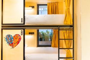 马德里Petit Hostel Palacio Real的带窗户的客房内的两张双层床