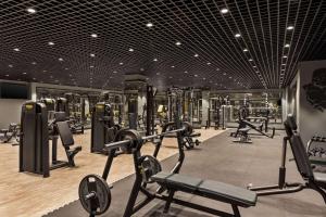 巴库Wyndham Garden Baku的一间健身房,配有数台跑步机和举重器材