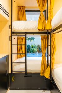 马德里Petit Hostel Palacio Real的两张双层床,位于带窗户的公共汽车内