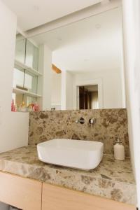 巴什卡沃达Family Resort Urania的浴室设有白色水槽和镜子