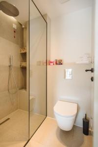 巴什卡沃达Family Resort Urania的一间带卫生间和玻璃淋浴间的浴室