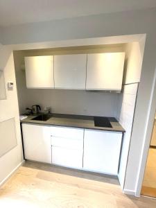 奥胡斯City Aarhus的厨房配有白色橱柜和台面