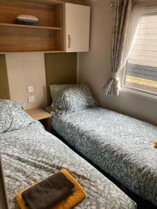 波特马多克173A Woodland Way的小型客房 - 带2张床和窗户