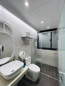 嘉义市享绽二三星球旅馆的浴室配有卫生间、盥洗盆和淋浴。
