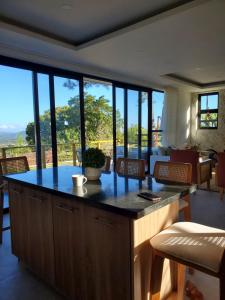 哈拉瓦科阿Villa en la montaña的厨房设有大岛,配有桌椅