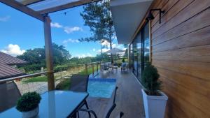 哈拉瓦科阿Villa en la montaña的一个带桌椅的庭院和一个游泳池