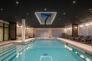 Piré-sur-SeicheL'EssenCiel的在酒店房间的一个大型游泳池