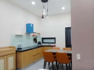 顺化Mini hotel Lạc Hồng的厨房配有桌椅