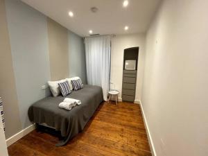 直布罗陀Stylish 2BR contemporary design perfect vacation的卧室配有一张床