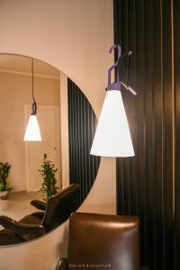 布林迪西Casa Ferretti apartment的配有椅子、镜子和灯的房间