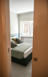 布林迪西Casa Ferretti apartment的一间卧室设有一张床和一个窗口