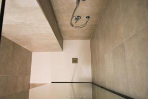 布林迪西Casa Ferretti apartment的空的走廊,天花板上设有淋浴