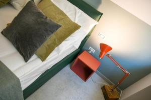 布林迪西Casa Ferretti apartment的一间卧室配有一张床和一盏红灯