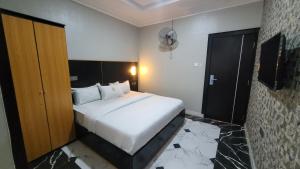 The Charis Hotel & Suites客房内的一张或多张床位