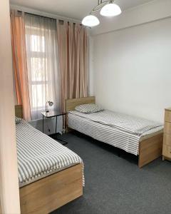 乔尔蓬阿塔Zaton Guesthouse的客房设有两张床和窗户。