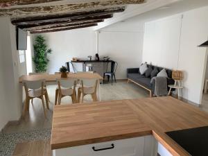 塔拉戈纳Bettatur Apartaments Rera Sant Domenech的厨房以及带桌子和沙发的客厅。