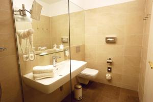 汉堡阿尔特罗布鲁格霍夫酒店的一间带水槽、卫生间和淋浴的浴室