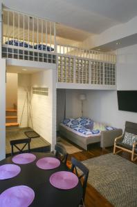 赫尔辛基Apartment Diana Park的配有一张床和一张桌子及椅子的房间
