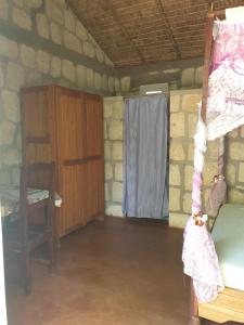马哈赞加Akwaba Chez les Filles的客房设有床、书桌和窗户。