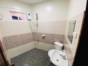 公主港Mongki's Pensionhouse的带淋浴、卫生间和盥洗盆的浴室