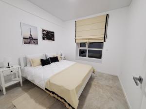捷尔诺波尔VINNA Просторі апартаменти в новобудові.的白色的卧室设有一张大床和一个窗户