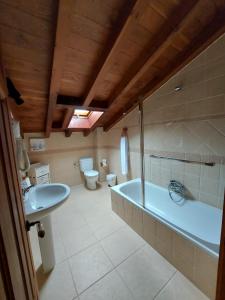 圭梅斯Hotel Rural El Angel de la Guarda的带浴缸、卫生间和盥洗盆的浴室